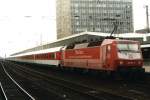 120 123-5 mit IC 711 “Ludwig Uhland” nach Salzburg auf Essen Hauptbahnhof am 21-4-2001. Bild und scan: Date Jan de Vries.
