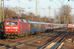 Die 120 134-2 zieht einen EC und liefert sich ein Rennen mit 143 039-6 in Dsseldorf Oberbilk am 06.03.2011