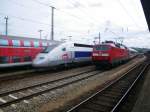 TGV 4405 fhrt am 17.5.11 mit TGV 9553 in Saarbrcken Hbf ein wrend auf dem nebengleis 120 156 wartet bis sie mit dem IC 2057 wieder nach Frankfurt darf.