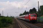 120 138-3 mit einer Autozug berfhrung in Angermund am 26.06.2011