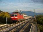 120 122 mit IC 2804 als Ersatzzug fr ICE 870 zum Berlin Ostbahnhof durch Teningen-Mundingen am 28.10.2011