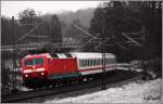 120 115 mit IC 1986  Rottaler Land  auf dem Weg in Richtung Nrnberg. Hier legt sich die schne gerade in der Beratzhausener Fotokurve in die Schienen. (26.11.2011)