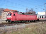 Der IC1961 aus Kln, bringt die 120 117-7 nach Stralsund mit.   (am 15.04.06) 