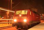 DB 120 112-8 wartet am Mnchner Ostbahnhof auf ihre Autotransport die sie zum Hauptbahnhof ziehen wird, whrend die von einer Rangierlok berholt wird.
Mnchen Ost, 11.02.12