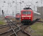 120 108-6 mit IC 1961 von Hamburg-Altona nach Stralsund Hbf Trifft auf 115 459-0 und RE 13013 Rostock-Sassnitz im Rostocker Hbf.20.04.2012 