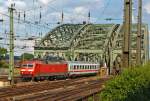 120 130-0 kommt am 07.07.2012 mit einem IC ber die Hohenzollernbrcke und fhrt gleich in den Hbf Kln ein. 