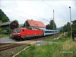 Statt wie blich eine Lok der Baureihe 101 zieht am 28.06.2006 die 120 129 den EC 171 Berlin - Budapest durch Rathen (Schsische Schweiz) in Richtung Tschechien.