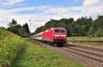 120 114 ist mit IC 119 nach Innsbruck HBF unterwegs auf der Filsbahn bei Ebersbach an der Fils am 25.8.2012