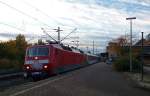 120 143-3 stand am 27.10.2012 mit einem Autoreisezug aus dem Sden in Hamburg-Harburg vor rotem Signal.