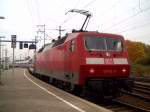 Bei der Ausfahrt aus dem Karlsruher Hauptbahnhof, 120 102-9 am 30.10.2011.