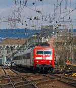 Die 120 148-2 fhrt am 13.04.2013 mit einem IC am Haken in den Hbf Koblenz ein.