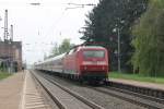 Wegen eines Personunfalls am Eurocity 9, weswegen der  EC nicht weiter fahren konnte, kam statt dessen 120 102-9 mit einem IC-Wendezug als Ersatz durch Kenzingen.(02.05.2013)