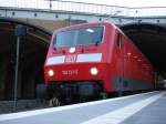 120 137 ist soeben mit dem EuroCity 171 nach Budapest Keleti pu in Berlin Gesundbrunnen eingefahren.