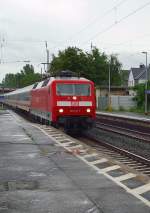 In Andernach fhrt die 120 141-7 mit einem IC in den Bahnhof ein in Richtung Norden.