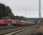 120 146-6 zieht am 06. Januar 2014 einen IC-Wagen und fünf Wagen des München-Nürnberg-Express durch Kronach in Richtung Lichtenfels.