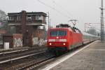 Hier 120 111-0 mit IC2432 von Cottbus nach Emden Hbf., bei der Einfahrt am 29.3.2014 in Berlin Wannsee.