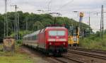 120 133-4 schiebt einen IC durch Köln West in Richtung Köln Hbf.