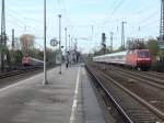 Nachschuss einen IC in Oberbilk. Zuglok ist die 101 102-2  110 Jahre Vedes  während 120 104-5 als Schublok fuhr. Links fährt 101 075-0 mit einem IC in den Abstellbahnhof Düsseldorf Eller Süd. Nur wenige Sekunden nach dem Foto explodierte eine Taube auf der Oberleitung. Glücklicherweise wurde dabei nichts beschädigt.

Düsseldorf 01.11.2014