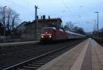 120 134-2 passiert mit dem IC 1987  Rottaler Land  den Bahnhof Witzenhausen. Nach dem aktuellen Fahrplanwechsel ist dieser Zug m.W. nach auch Geschichte. Aufgenommen am 11.01.2014.