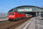 Die 120 148-2 mit dem IC 142 von Berlin Ostbahnhof nach Amsterdam CS beim Halt am 19.02.2015 in Berlin Hauptbahnhof.