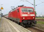 120 155-7 mit IC 2409 von Warnemnde nach Dsseldorf kurz vor der Ausfahrt im Bahnhof Warnemnde.13.09.2015