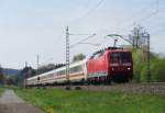 120 127-6 ist am 02.Mai 2015 mit dem IC 2300 nach Berlin bei Neukenroth in Richtung Saalfeld unterwegs.