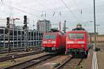 Während 185 122-9 auf die Weiterfahrt mit ihrem gemischten Güterzug in Richtung Rangierbahnhof wartet, steht neben ihr auf einem Stumpfgleis in Basel Bad Bf die Münchner 120 119-3 und