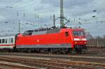 DB Lok 120 101-1 fährt beim Badischen Bahnhof ein.