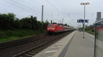 Die 120 106-0 der DB Fernverkehr bei der Durchfahrt durch Sechtem in Richtung 
Bonn (Kobelenz).

28.05.2016
Sechtem