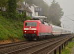 Am Morgen des Fronleichnamstages 2016 kommt die 120 154-0 mit einem IC gen Bingen im Nebel des Rheintals vor meine Linse gefahren.