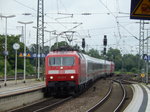 Ohne Halt rauscht 120 112 mit einem nicht erkannten Intercity und einer defekten 120 151 (hinten am Zug) durch Bruchsal. 02.07.2016