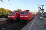 120 101-1 mit dem AZ 1379 (Hamburg Altona - Lörrach Gbf) am Abend des 26.05.2015 neben der 120 141-7 mit dem CNL 487  Pyxis  (Hamburg Altona - München Ost) in Altona und werden grade beide