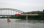 120 109 überquert mit Hilfe der Deutschherrnbrücke den Main in Frankfurt am Main.
Aufnahmedatum: 23.07.2010