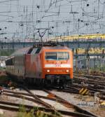 120 112-8 bahnt sich mit IC 118, Salzburg Hbf - Mnster(Westf) Hbf, durch das flimmernde Gleis- und Oberleitungswirrwarr, den Weg durch das Gleisvorfeld zu Gleis 2 des mannheimer Hbf.