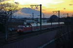 Im letzten Tageslicht fährt 120 206-8 mit dem RE 9 (Aachen Hbf - Siegen) durch Köln-Ehrenfeld.