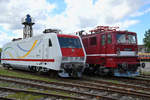 Die Elektrolokomotiven 128 001-5 & 251 012-1 Seite an Seite. (Eisenbahnmuseum Weimar, August 2018)