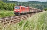 145 015-4 ist mit einen Autozug in Richtung Süden bei Reilos am 08.06.2017 zu sehen.