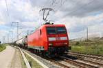 145 051-9 DB als gemischter Gz fährt in Teutschenthal, Reichsbahnstraße, auf der Bahnstrecke Halle–Hann.