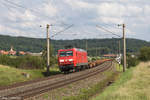 145 058 mit leeren Containerwagen durchfährt den kleinen Ort Mitteldachstetten, 17.8.17