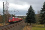 Der EZ 51716 von Nürnberg nach Senftenberg mit der 145 033 überfährt in wenigen Sekunden die Elstertalbrücke bei Jocketa.