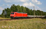 145 002-2 der DB mit neuen Gleisschwellen, unterwegs in Richtung Hamburg. 3km östlich von Büchen, 26.07.2018