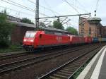 145 067-5 und eine Schwestermaschiene am 20.05.2007 mit Containerzug durch HH-Harburg