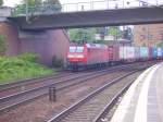 145 077-4 mit einem Containerzug druch Hamburg-Harburg. 01.07.07