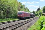 Am Freitag den 13 kommt 145 016-2 mit dem mittäglichen Audizug neckarabwärts gefahren von Bad Friedrichshall Hbf, hier ist sie bei der Durchfahrt in Neckargerach. 13.5.2022