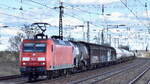 DB Cargo AG [D] mit ihrer  145 067-5  [NVR-Nummer: 91 80 6145 067-5 D-DB] und einem gemischten Güterzug Richtung Rbf. Seddin am 28.03.23 Durchfahrt Bahnhof Saarmund.