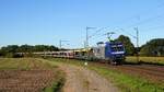 DB Cargo 145 064-2  Starkes Team sucht Kollegen (m/w) , vermietet an RBH Logistics, mit leerem Autotransportzug in Richtung Osnabrück (Vehrte, 06.09.2023).