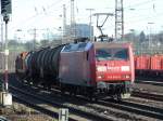 145 053 fhrt mit einem Gterzug aus Richtung Hagen Hbf kommend am Bahnhof Hagen-Vorhalle vorbei auf den Gterbahnhof ein. (08.02.2008)