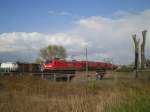 Am 16.4.08 berquert 145 056 die Schleuse kurz vor der Einfahrt zum Hafenbahnhof Hamburg Hohe Schaar,ein Nadelhr im Hamburger Hafen.Die wagen sind mit Kali aus Zielitz beladen.