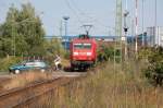 In der Poeler Strae in Wismar steht schon die 145 027-9 mit ihrem Gterzug bereit.