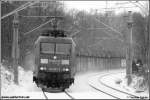 145 067 ist am 23.11.08 im dichten Schneetreiben in Chemnitz-Schnau mit dem Leerkohlezug nach Spreewitz unterwegs.